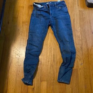 Stretchy, high rise, skinny Jean with black lining.